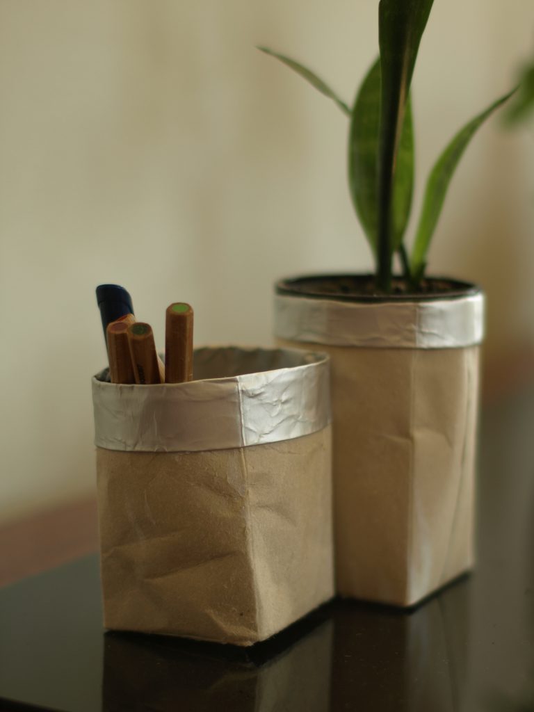 Doniczka z przetworzonej papierowej torby wytworzona w zachowaniu zasad zero waste.