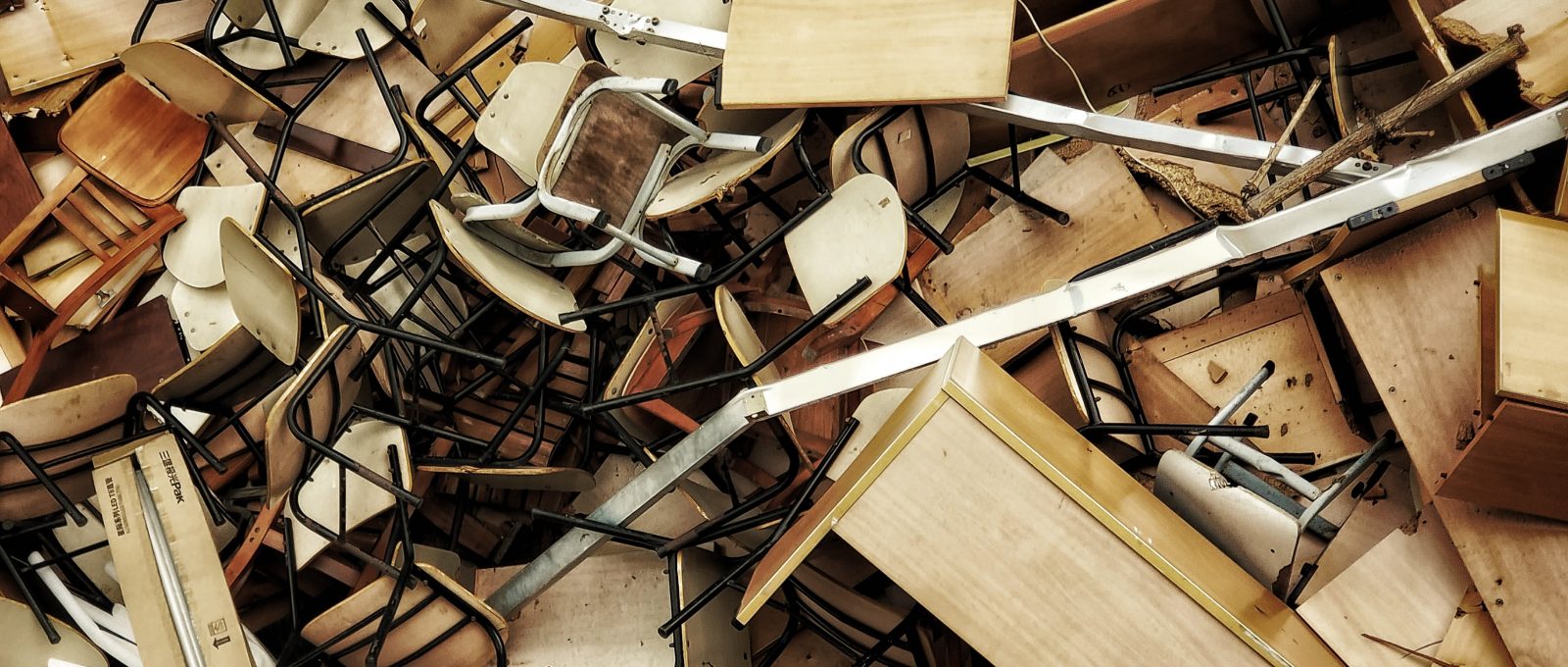 Nieużywane meble, krzesła i biurka wyrzucone na składowisko