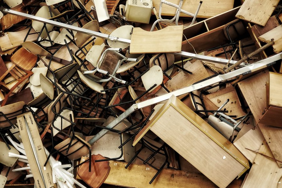 Nieużywane meble, krzesła i biurka wyrzucone na składowisko